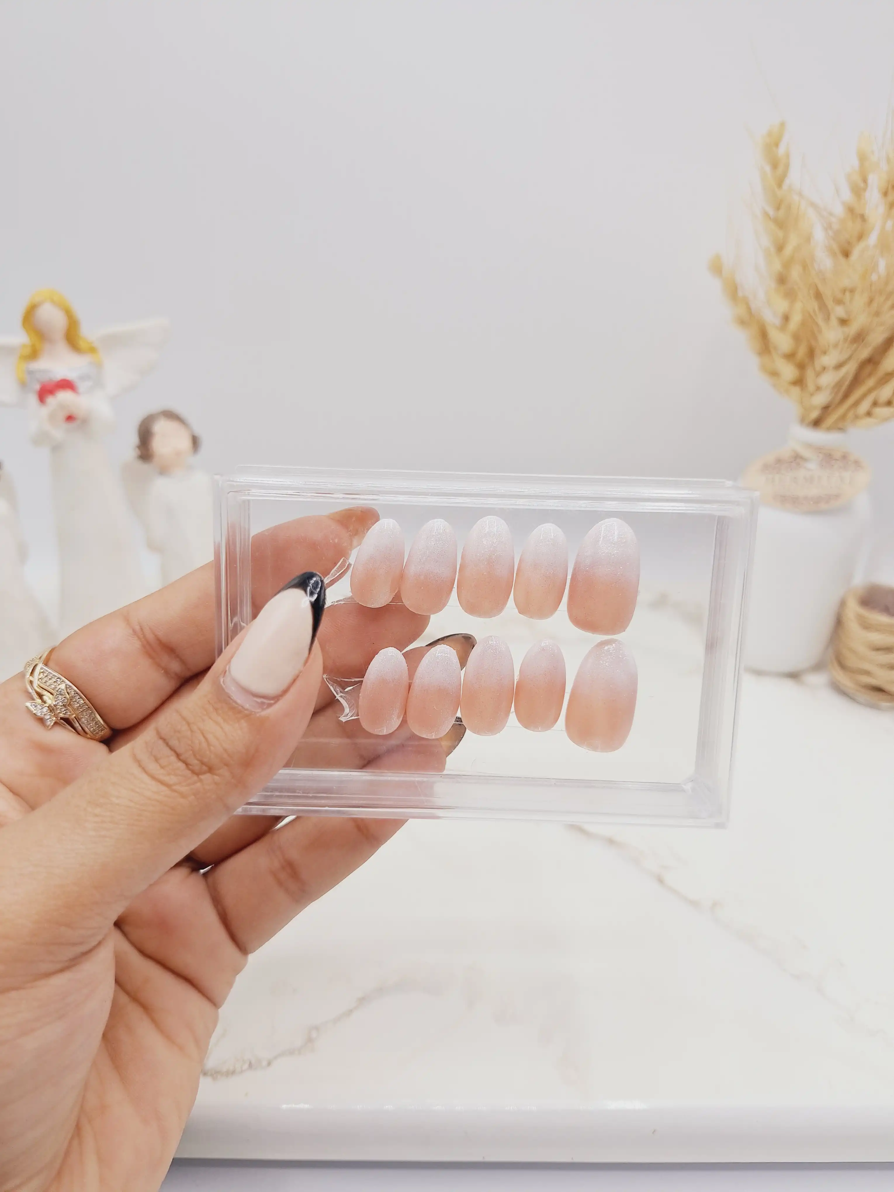 ناخن مصنوعی با مواد کاشت مدل ساده رنگ کرم و سفید شاین دار (به همراه پک اختصاصی)